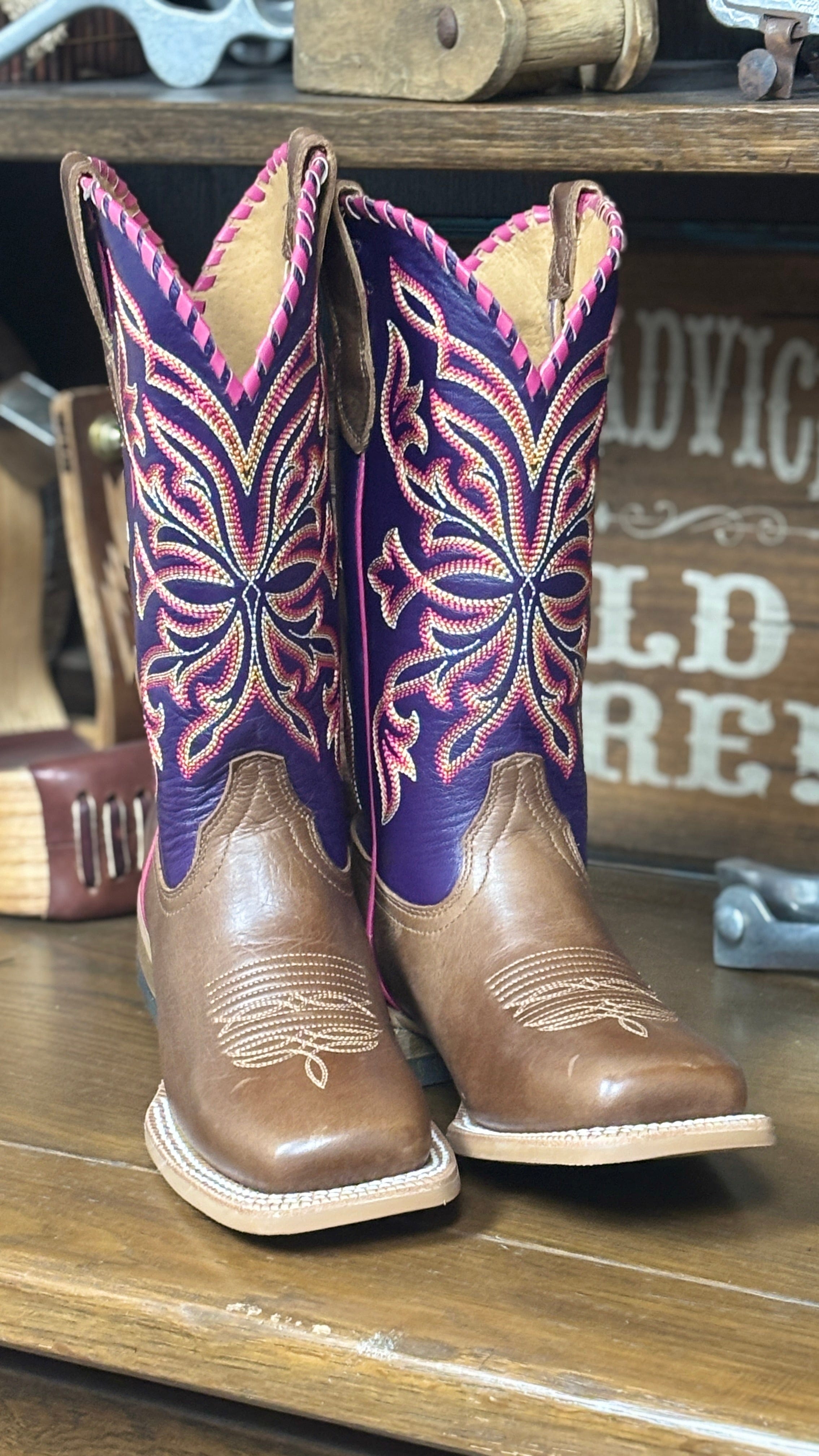 Showdown Western Boot by Ariat - Henderson's Western Store